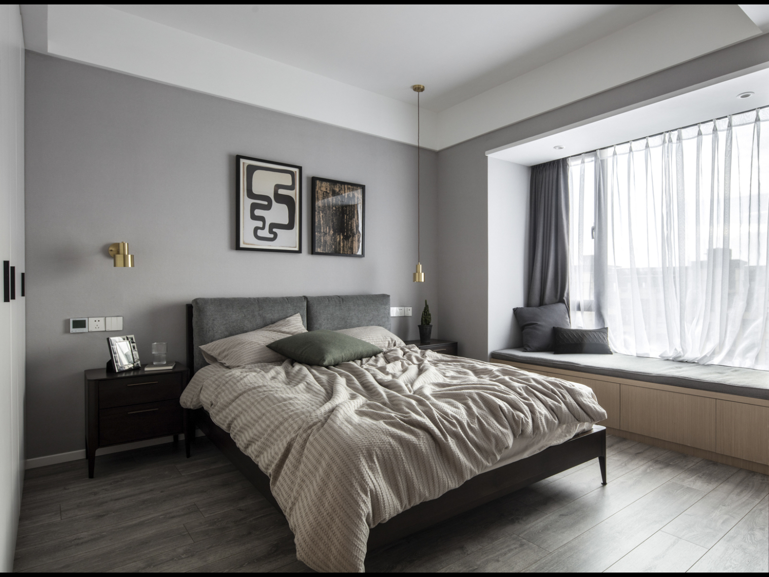 主卧床头背景选择两幅装饰画,背景用灰色乳胶漆,让空间更加高级,床头